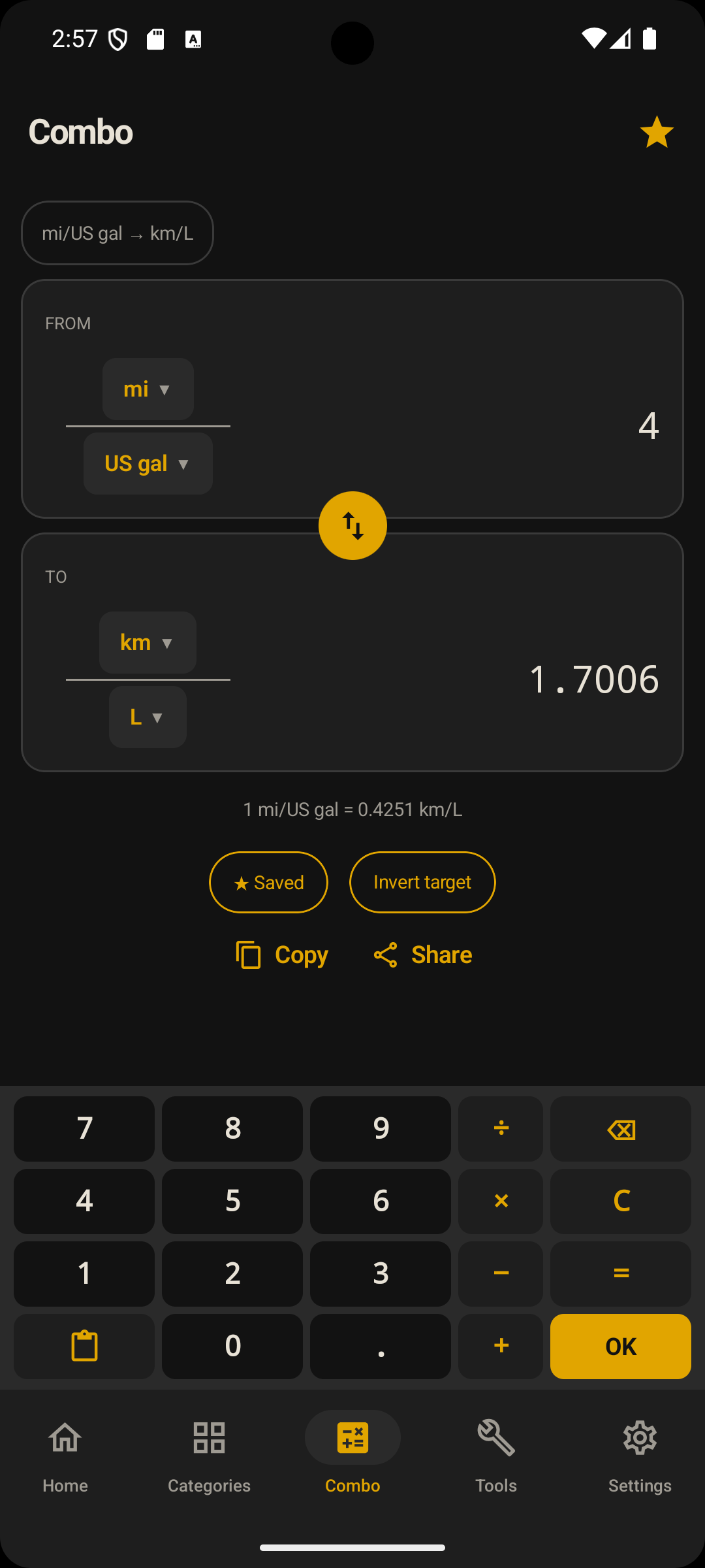 The Combo screen converting miles per US gallon to kilometres per litre, with the custom numeric keypad and its arithmetic operators open below