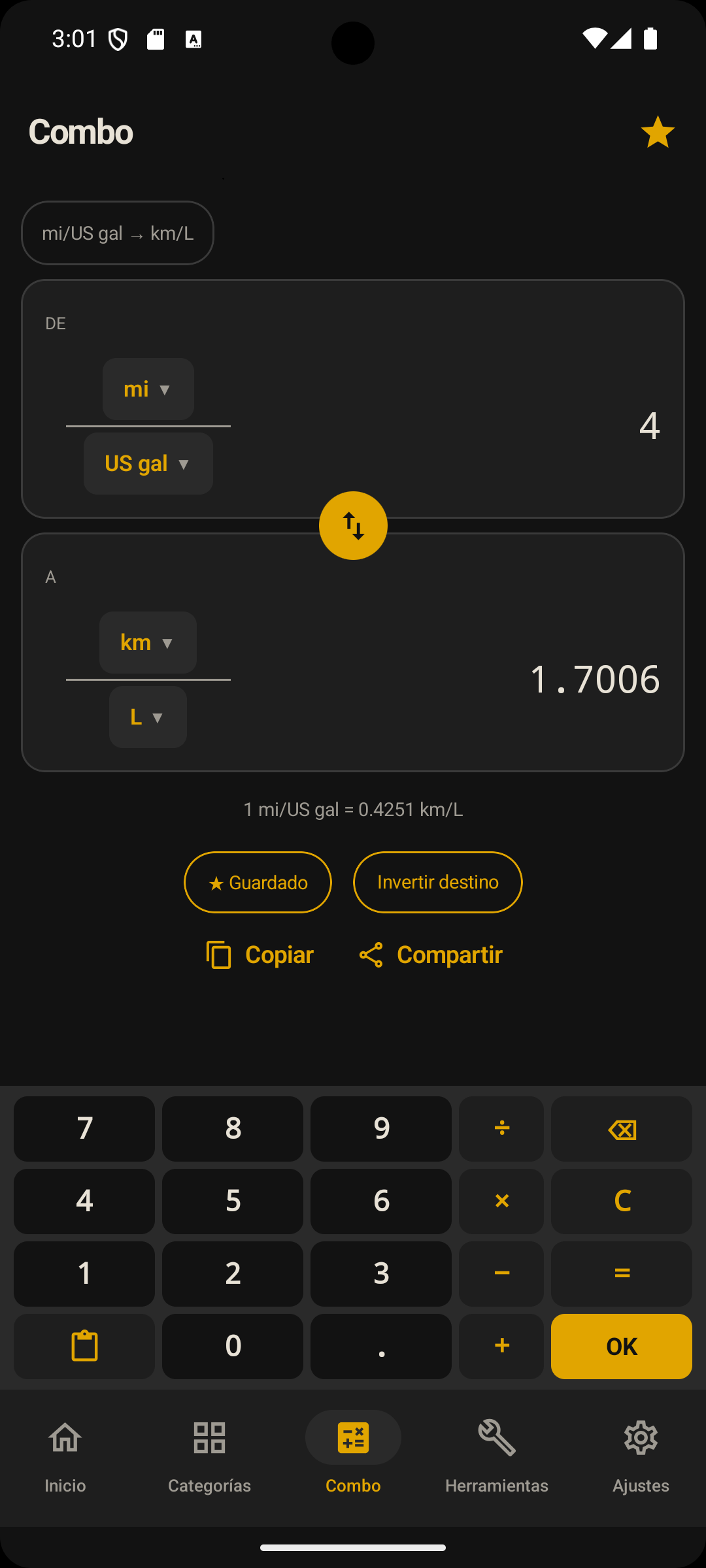 La pantalla Combo con una conversión de millas por galón estadounidense a kilómetros por litro y, en la parte inferior, el teclado numérico de la app con sus operadores aritméticos
