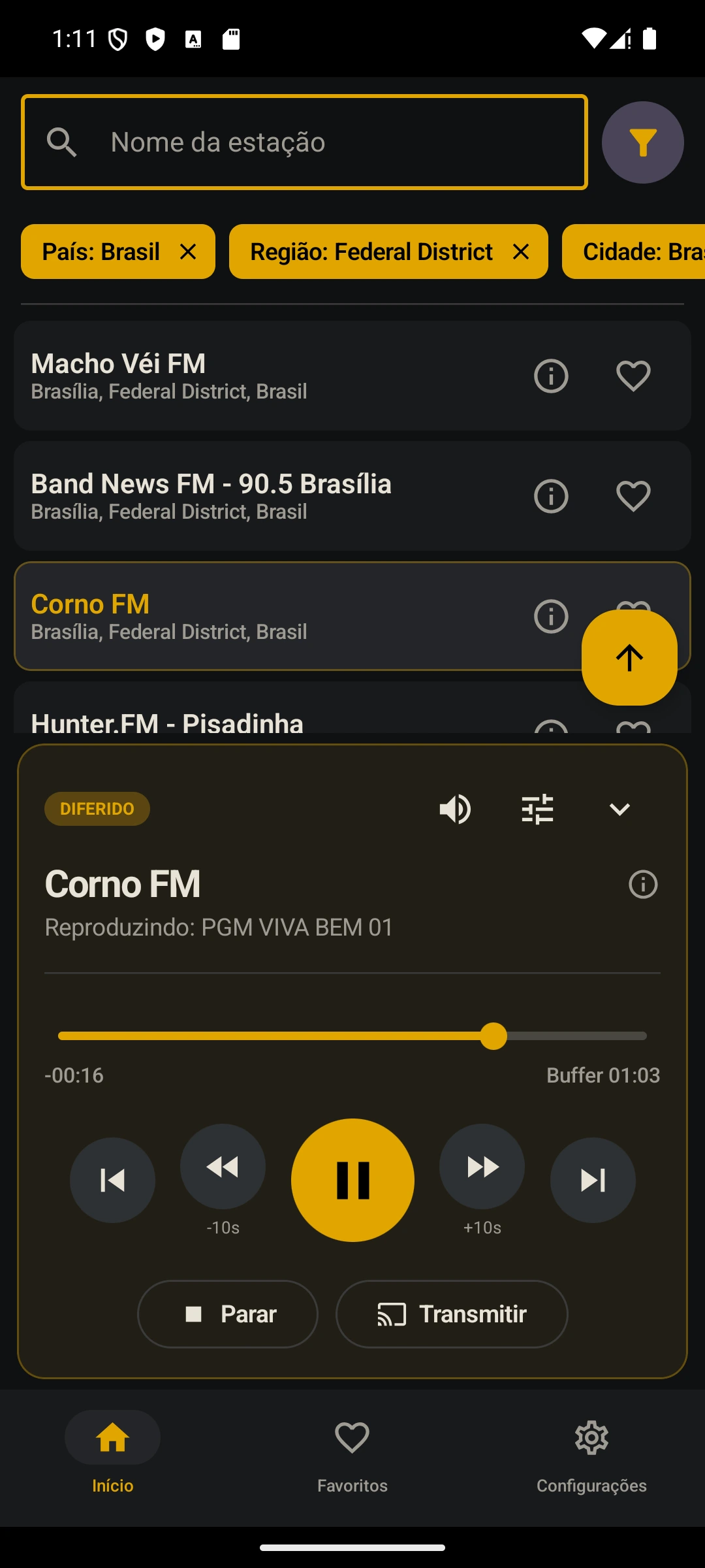 O player do Rádio FM Online expandido sobre a lista de estações, com controles de retrocesso e avanço e áudio da transmissão ao vivo armazenado no buffer