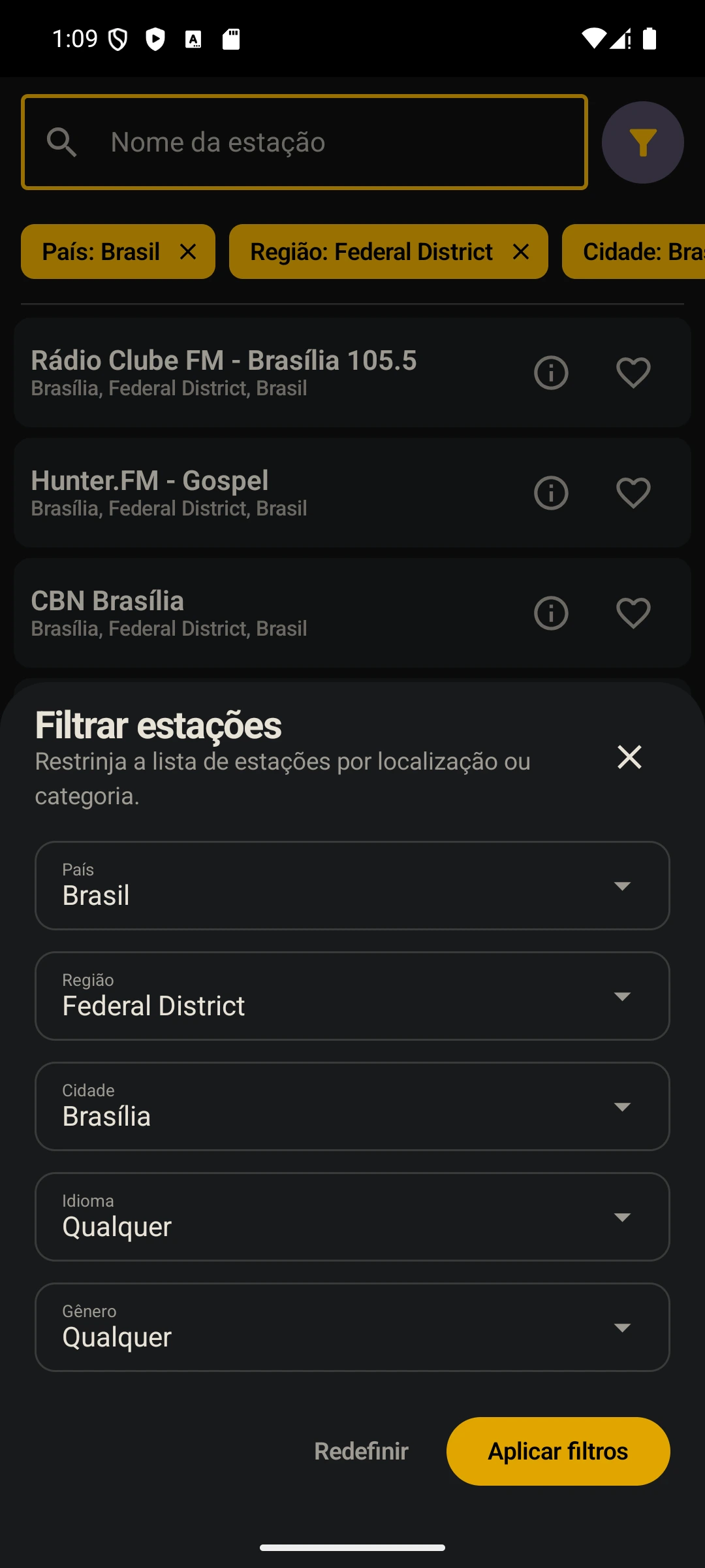 O painel de filtros com os seletores de país, região, idioma e gênero, e os filtros ativos como etiquetas acima dos resultados