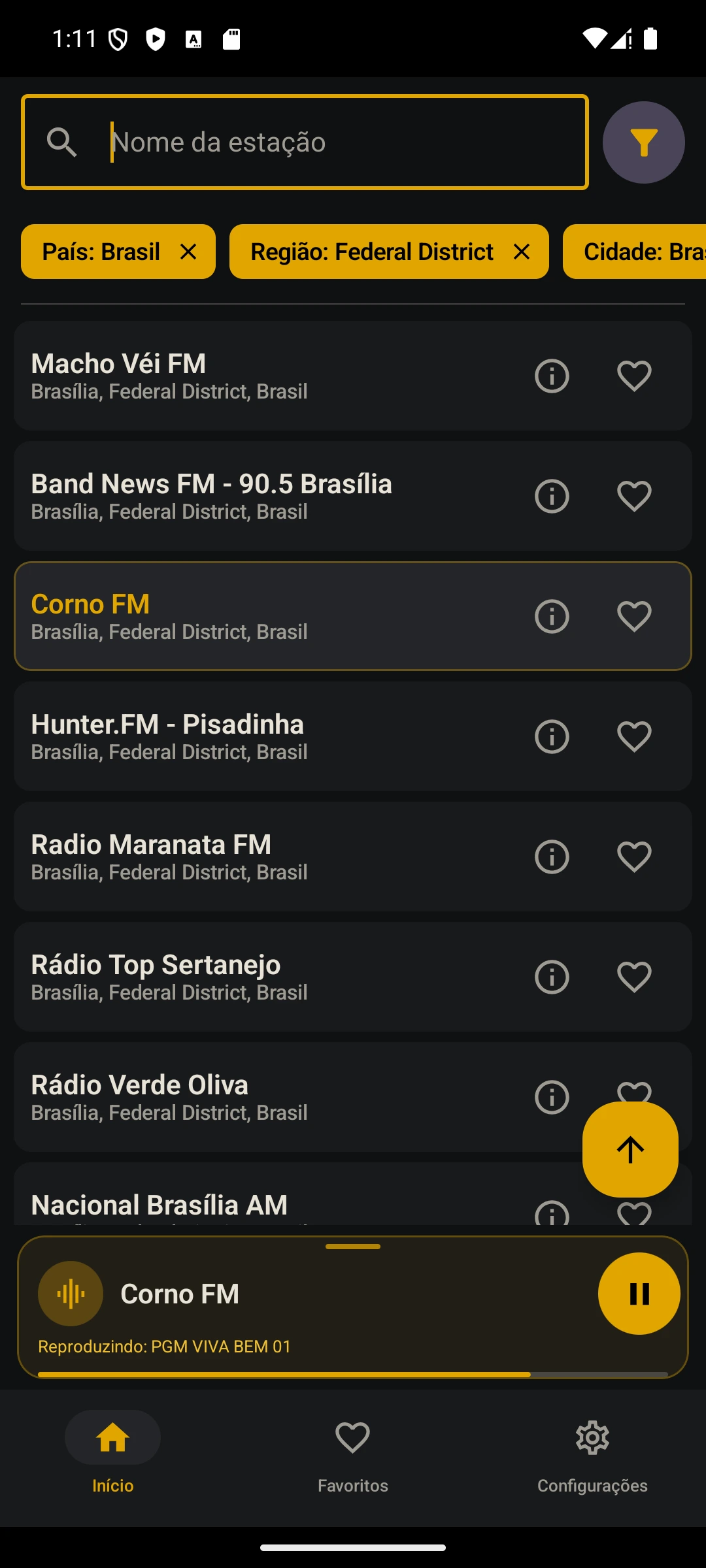 A barra compacta do miniplayer na parte inferior da lista de estações, com a reprodução ativa enquanto você navega pela lista