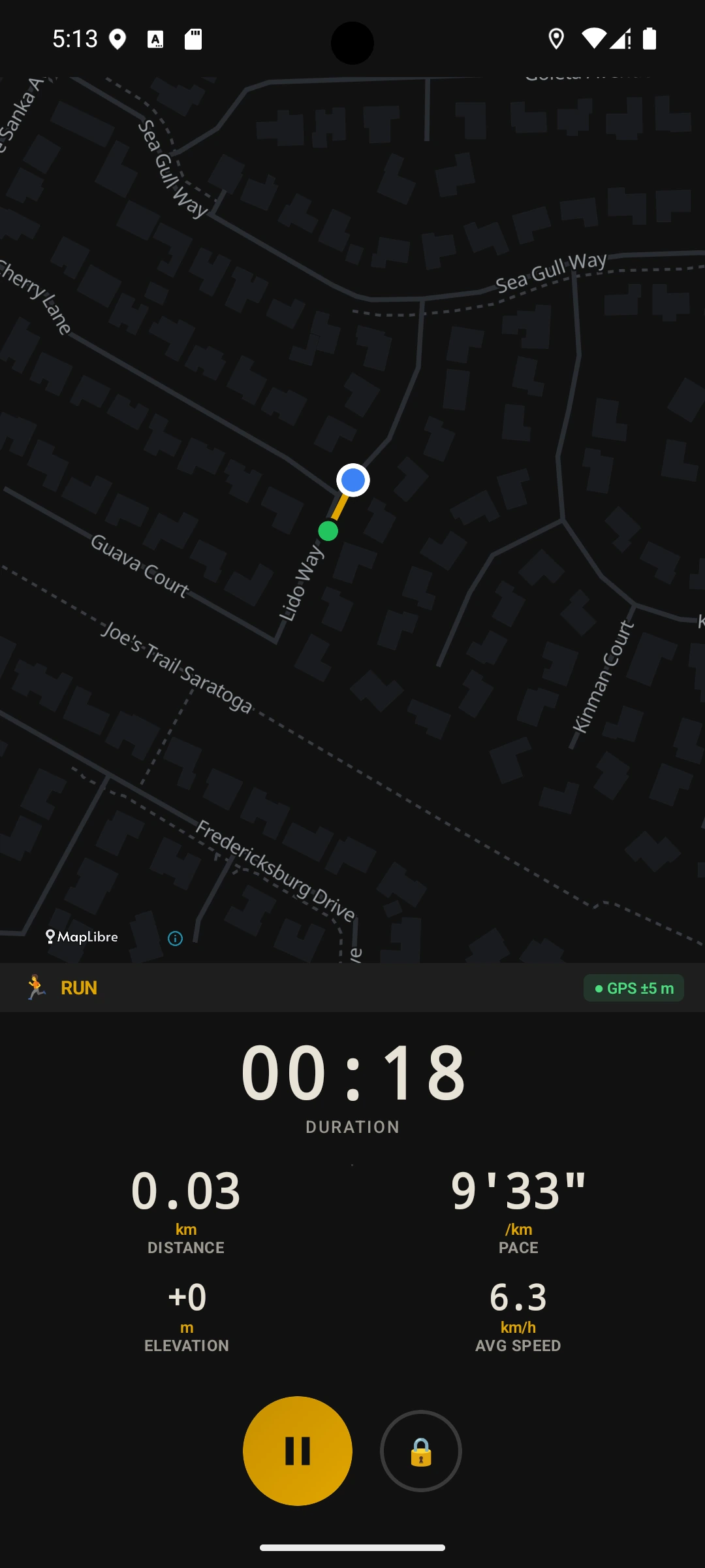 A run in progress, with the traced route on the map, a GPS accuracy badge, and live duration, distance, pace, elevation and average speed below it