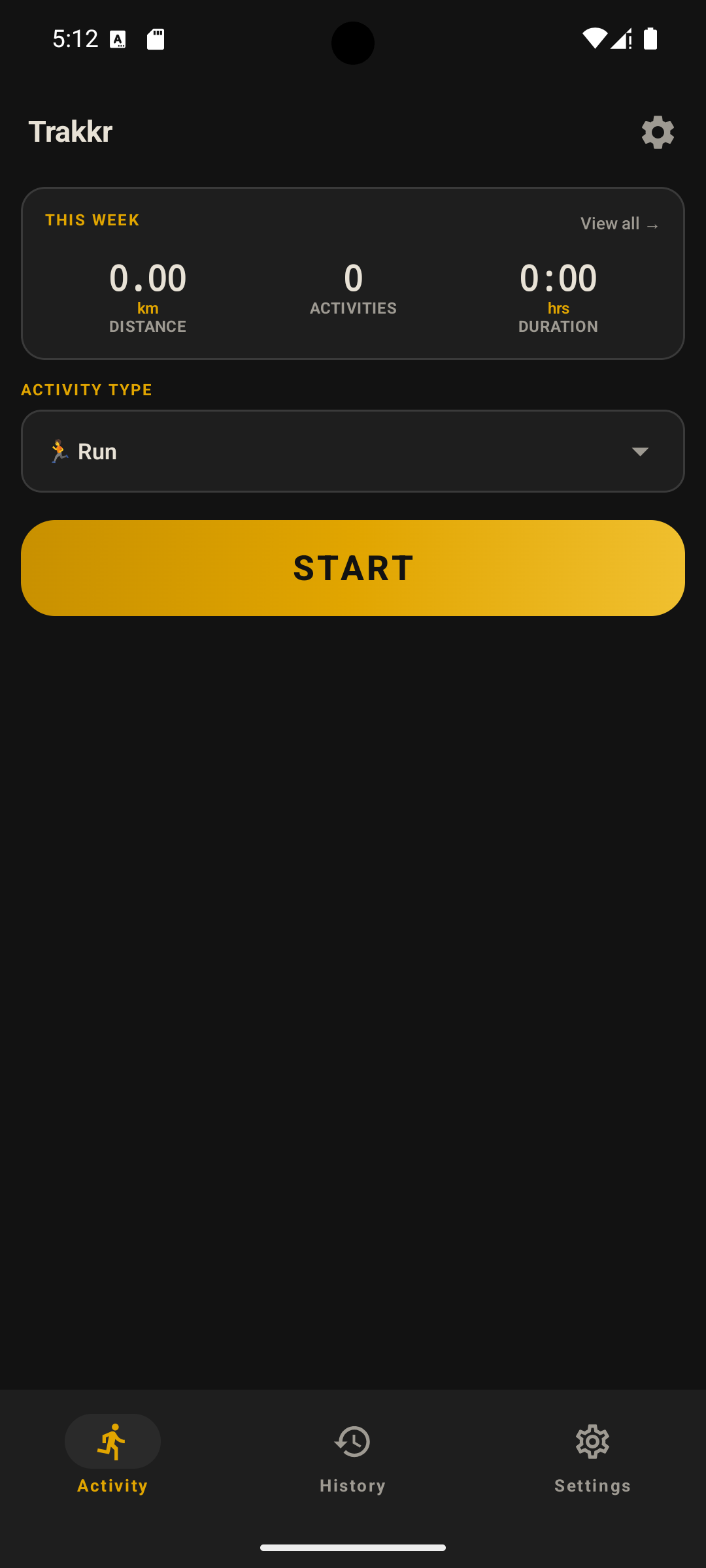 The Trakkr home screen showing this week's distance, activity count and duration, the activity type set to Run, and a large Start button